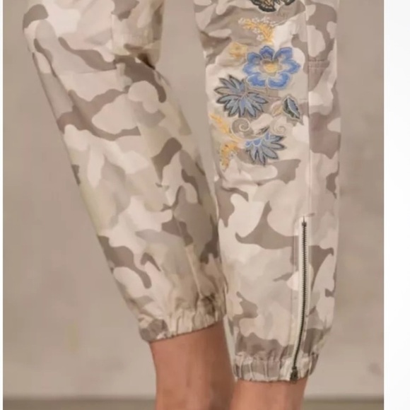 Sundance Vivant Cream Taupe Camo Print Floral Embroidered Jogger Pant Size P/4 - Picture 12 of 16